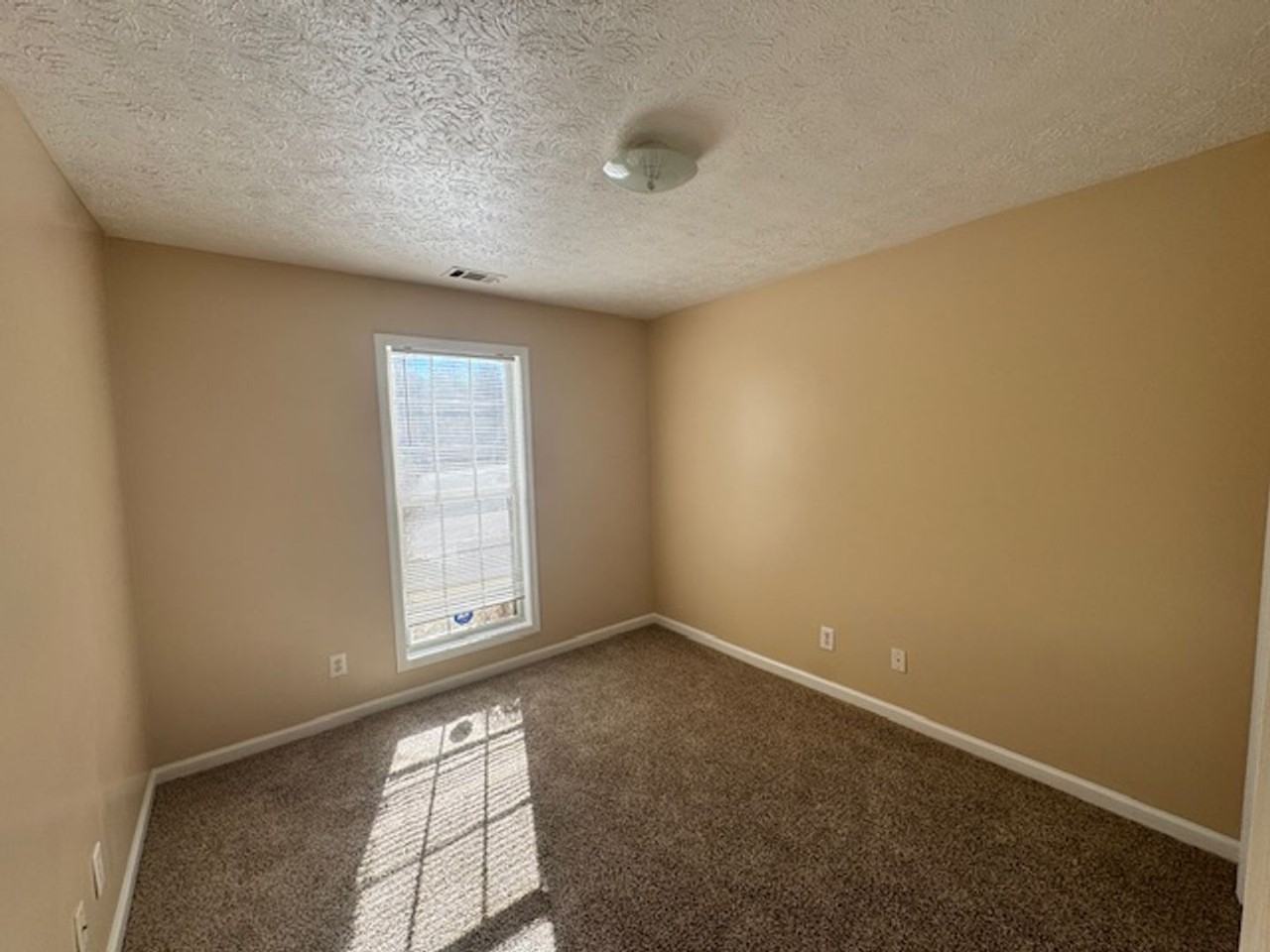 135 Ridgefield Dr - Photo 5 of 7