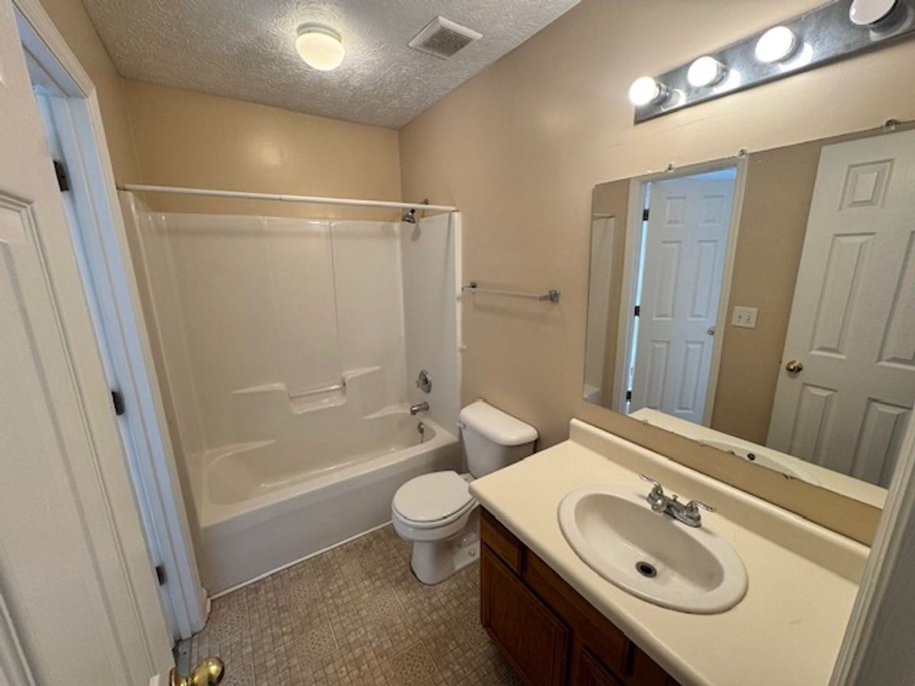 135 Ridgefield Dr - Photo 6 of 7