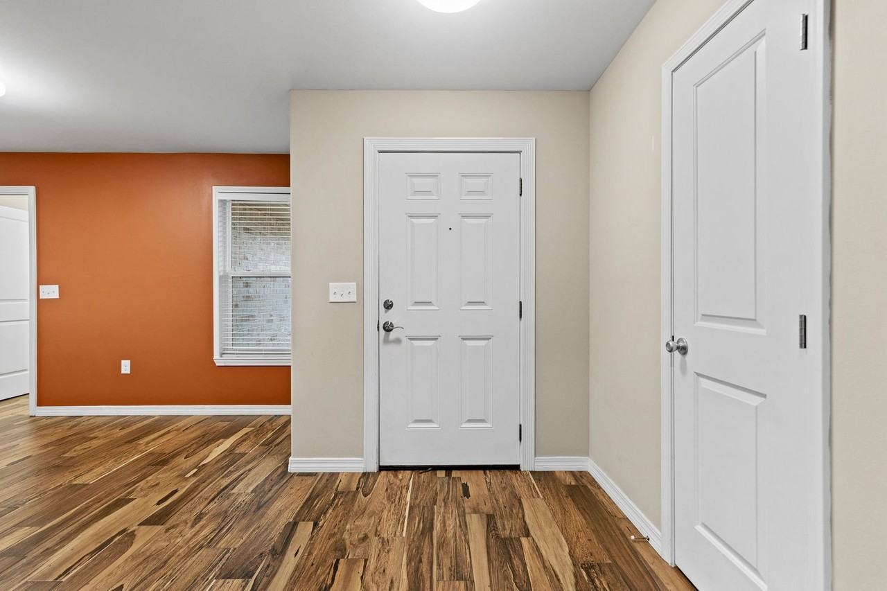 1598 26th St - Photo 4 of 35