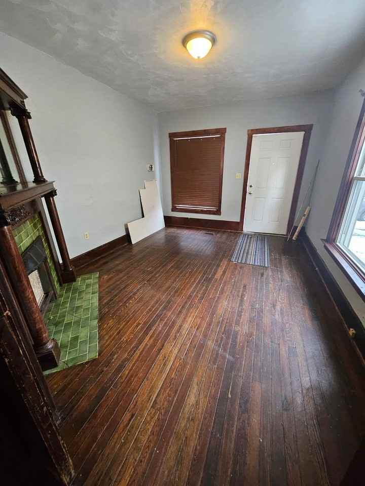 731 E 8th St - Photo 2 of 9