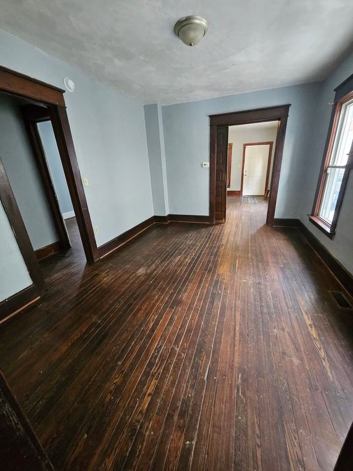 731 E 8th St - Photo 4 of 9