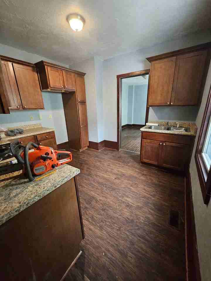 731 E 8th St - Photo 6 of 9