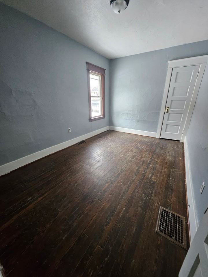 731 E 8th St - Photo 7 of 9