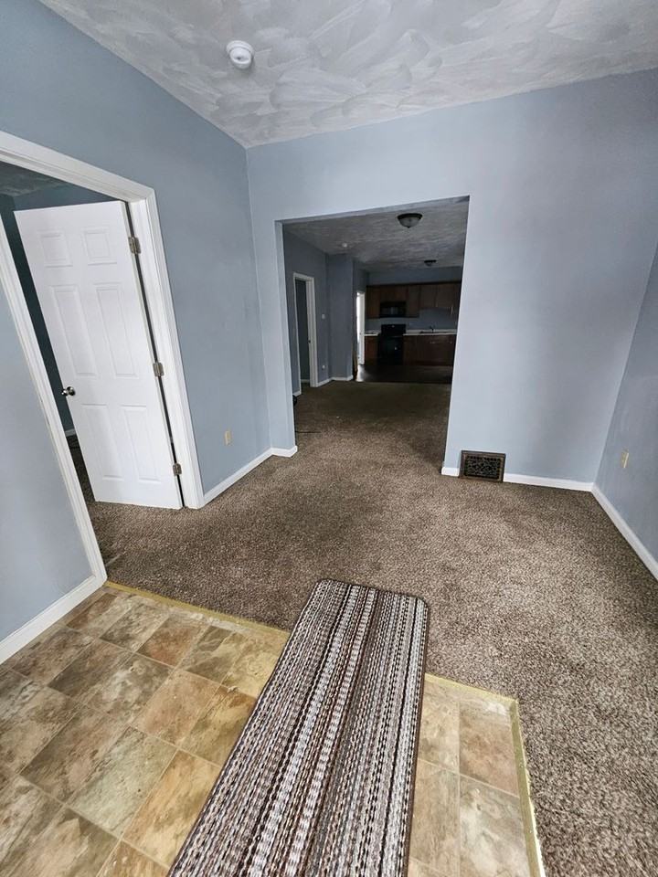 746 E 8th St - Photo 2 of 10