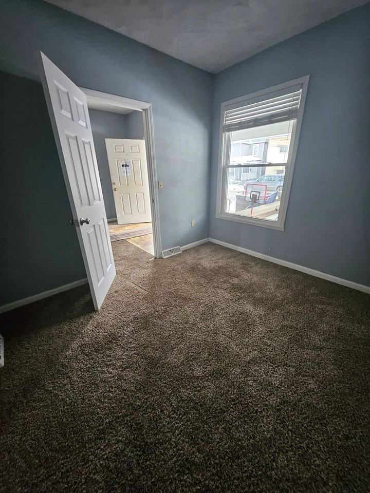 746 E 8th St - Photo 3 of 10