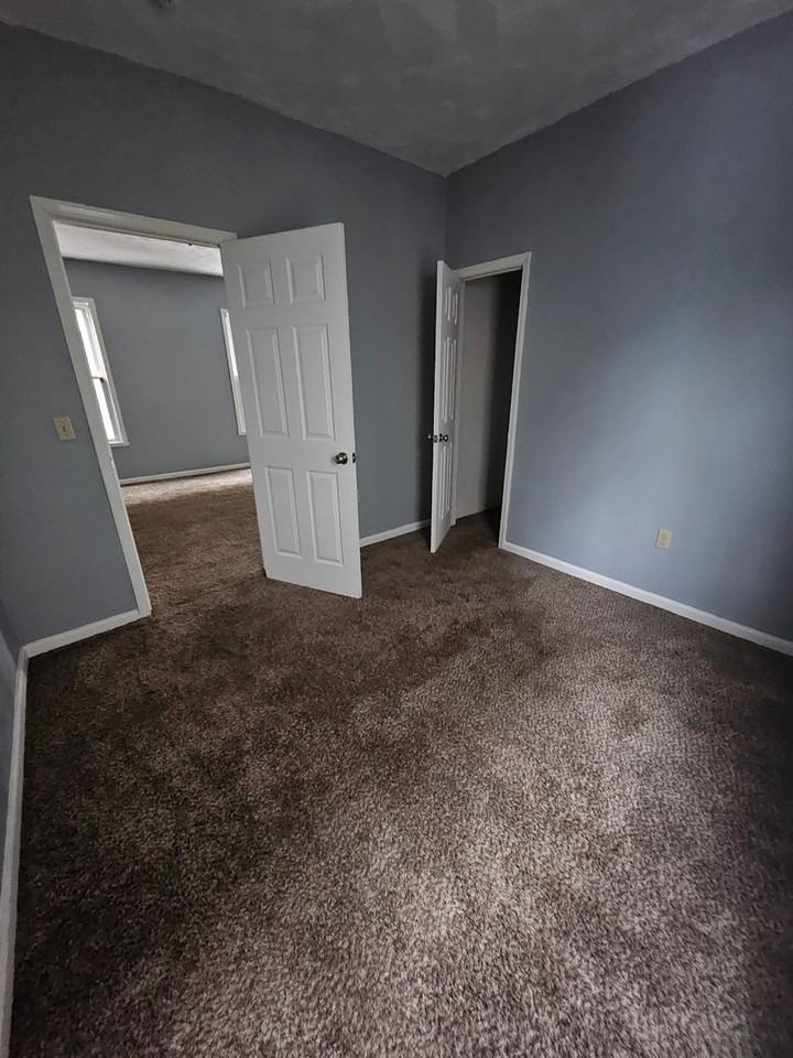 746 E 8th St - Photo 6 of 10