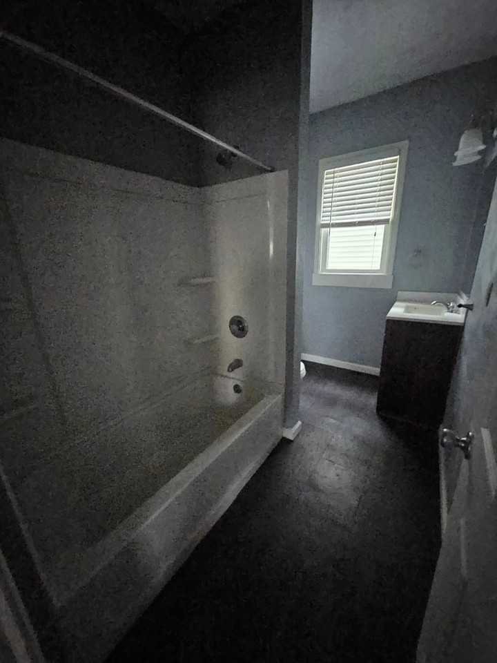 746 E 8th St - Photo 7 of 10