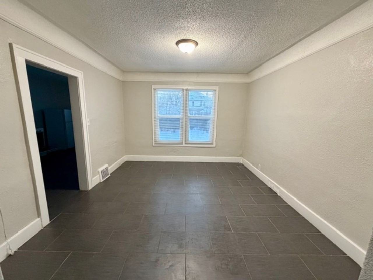 3651 Buckingham Ave - Photo 3 of 9