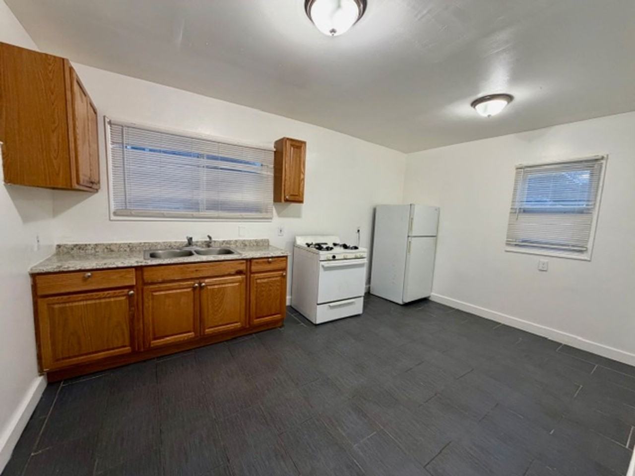 3651 Buckingham Ave - Photo 4 of 9