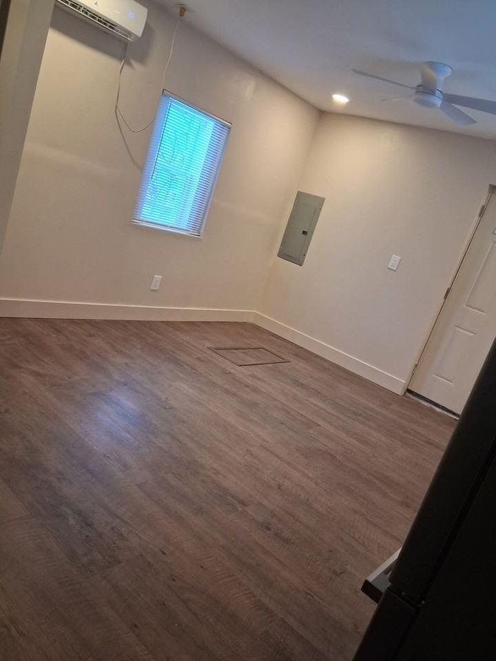 920 Louis St - Photo 3 of 22