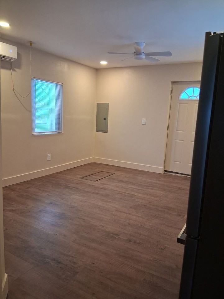 920 Louis St - Photo 4 of 22