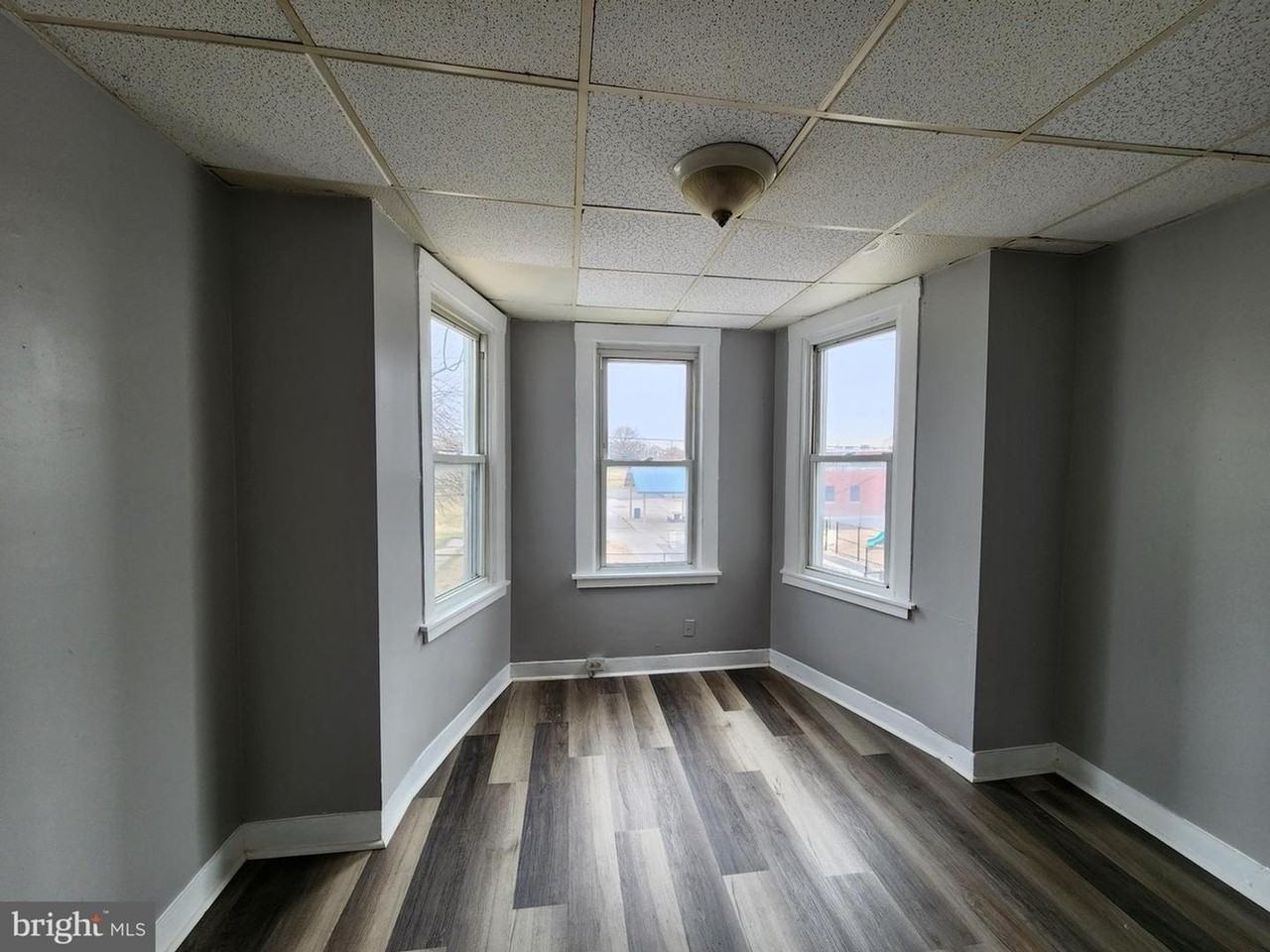 809 N Curley St - Photo 5 of 13