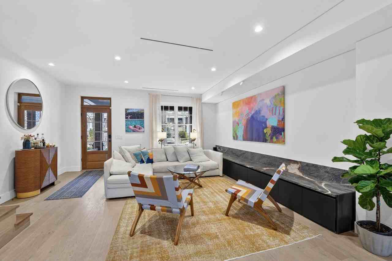 1716 Kenyon St Nw Uppr - Photo 2 of 15