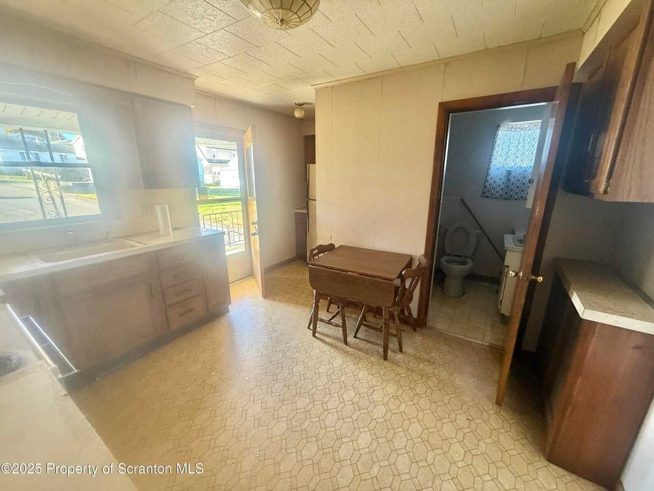 662 Simpston St #662 - Photo 2 of 8