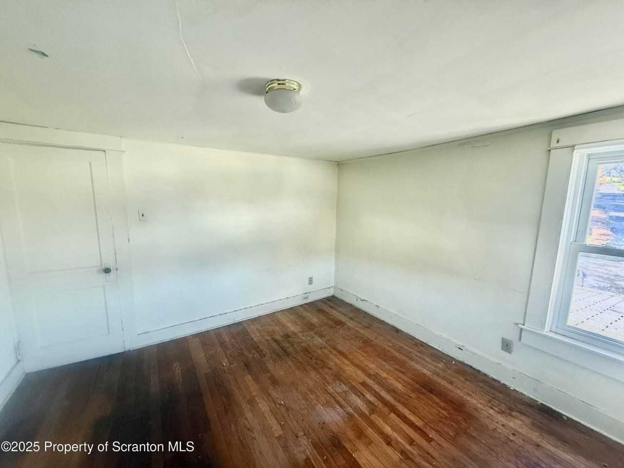 662 Simpston St #662 - Photo 5 of 8