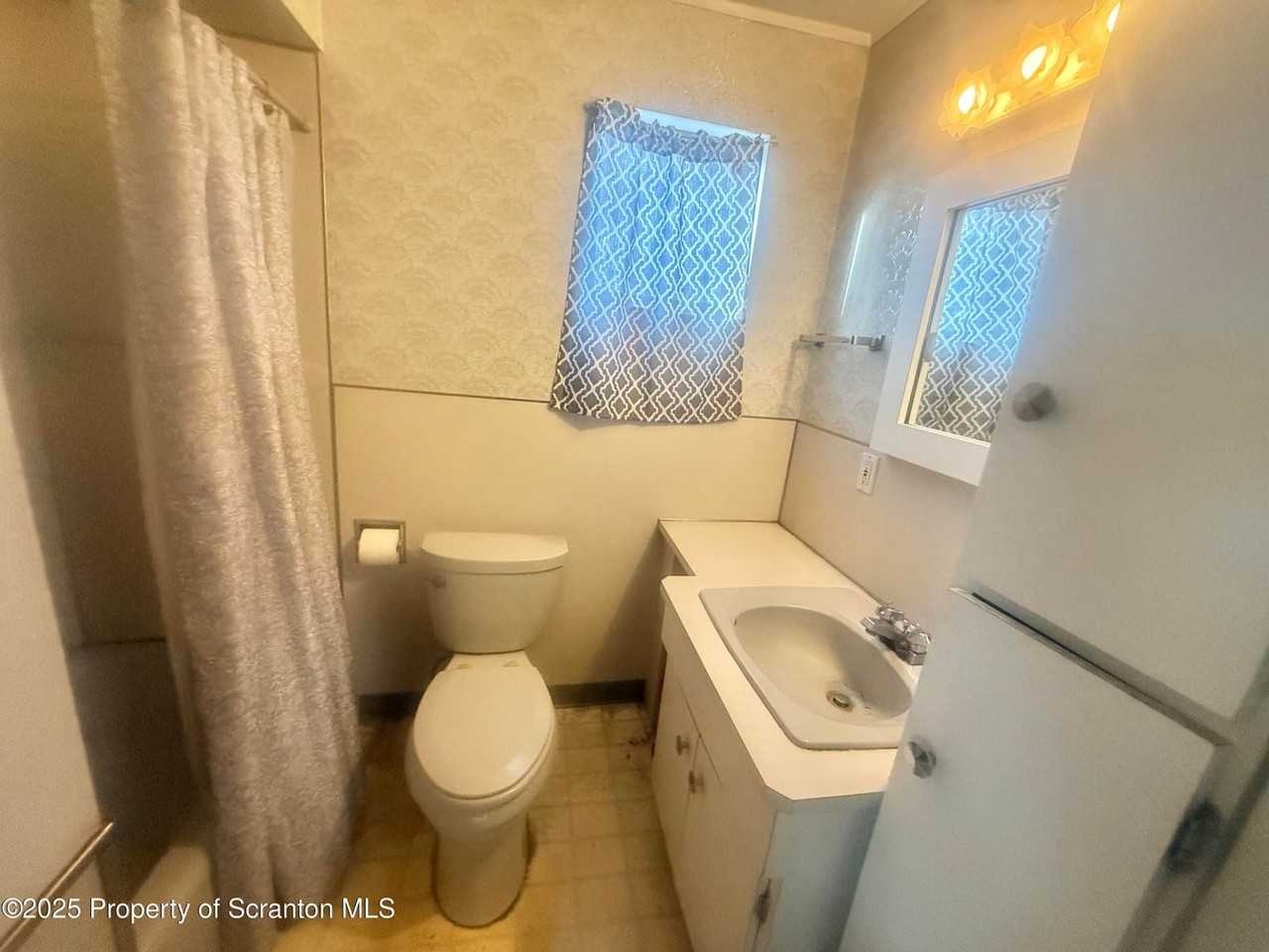 662 Simpston St #662 - Photo 7 of 8