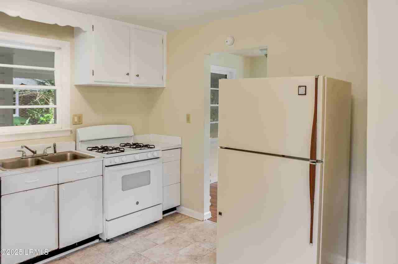 2912 3rd St - Photo 6 of 27