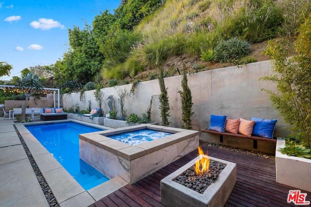 8737 St Ives Dr - Photo 7 of 31