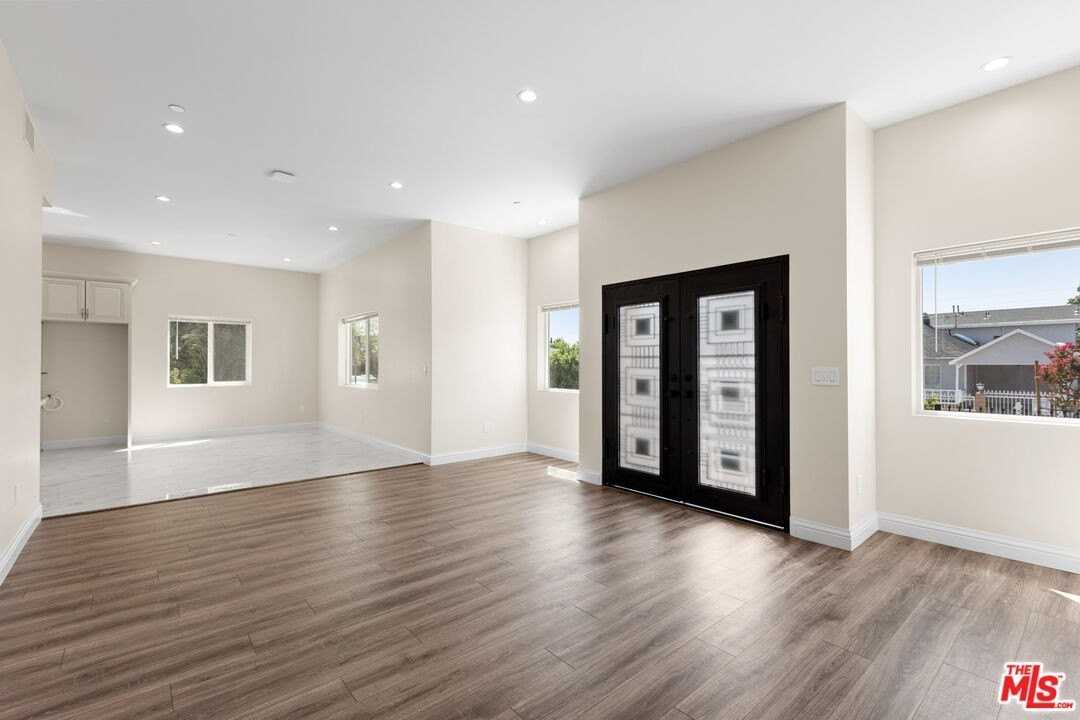 11625 Haynes St - Photo 3 of 16