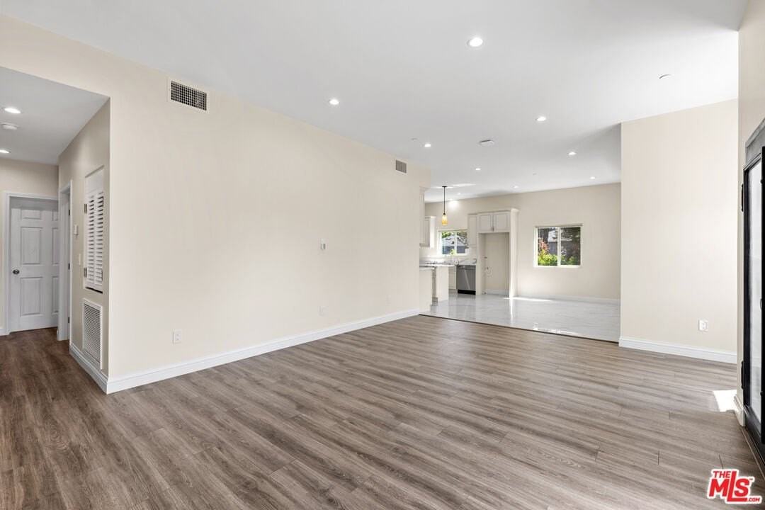 11625 Haynes St - Photo 4 of 16