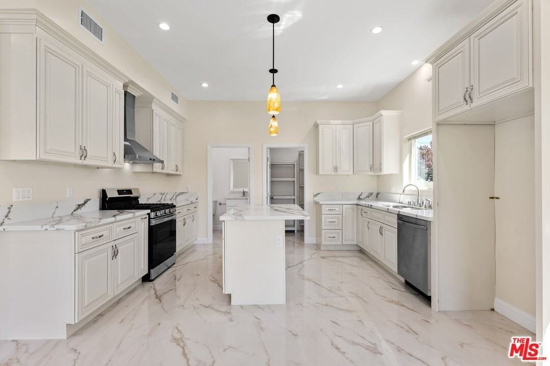 11625 Haynes St - Photo 5 of 16