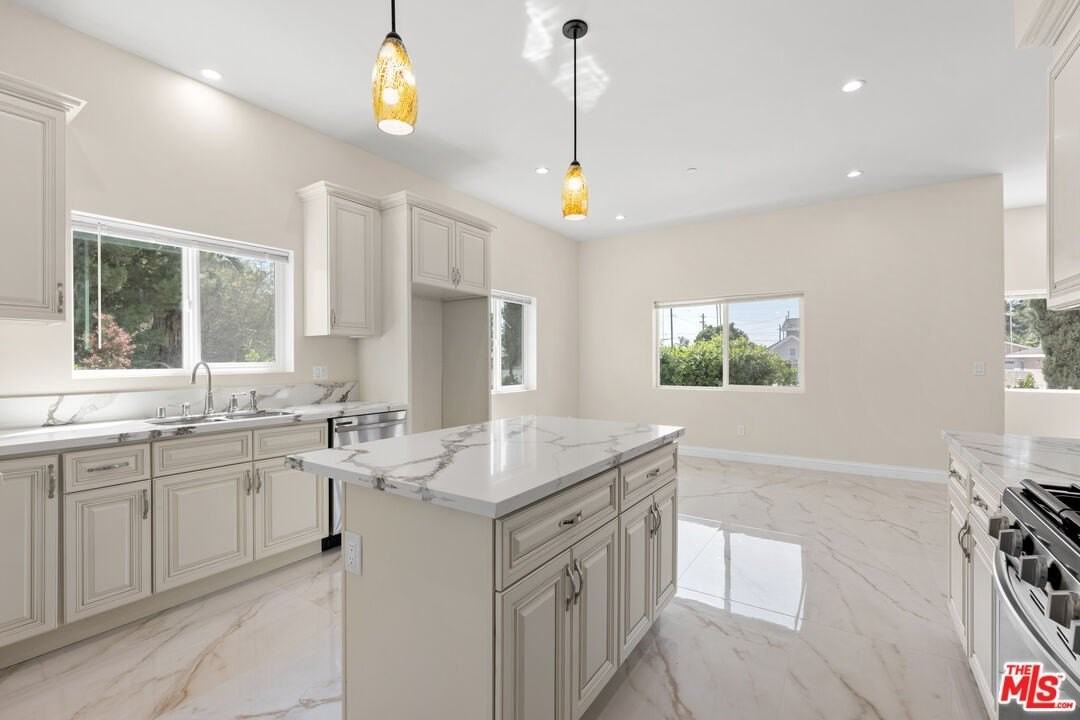 11625 Haynes St - Photo 7 of 16