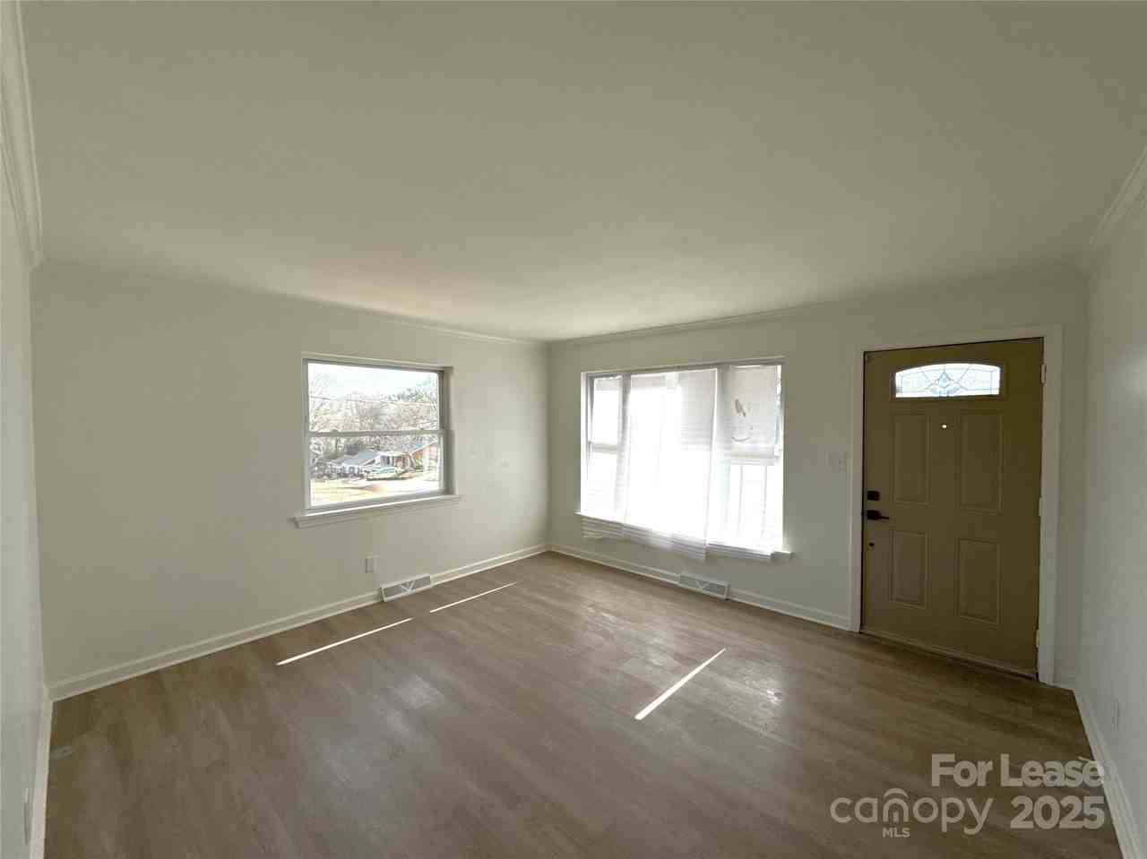 1928 Russell Ave - Photo 2 of 11