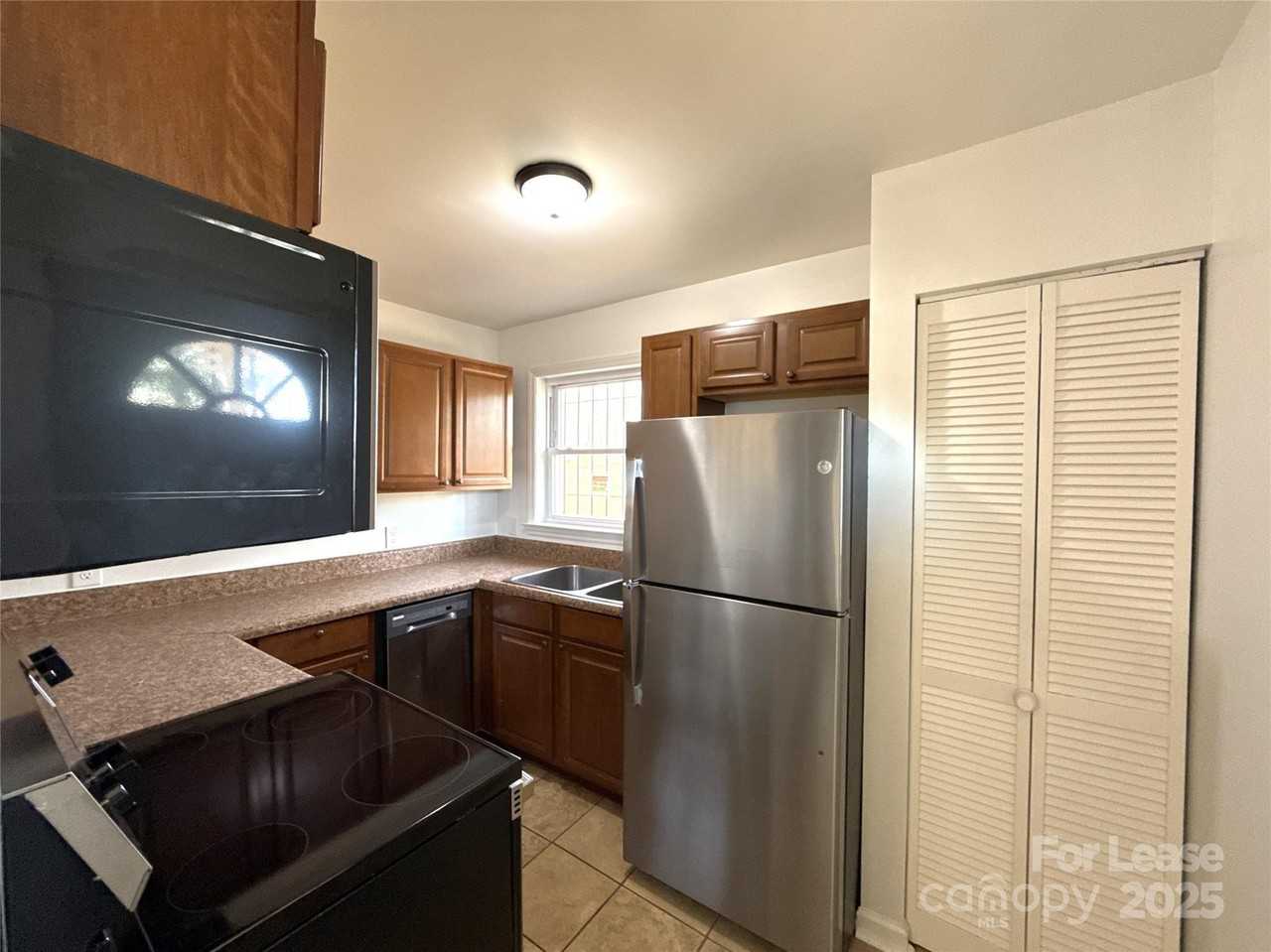 1928 Russell Ave - Photo 4 of 11