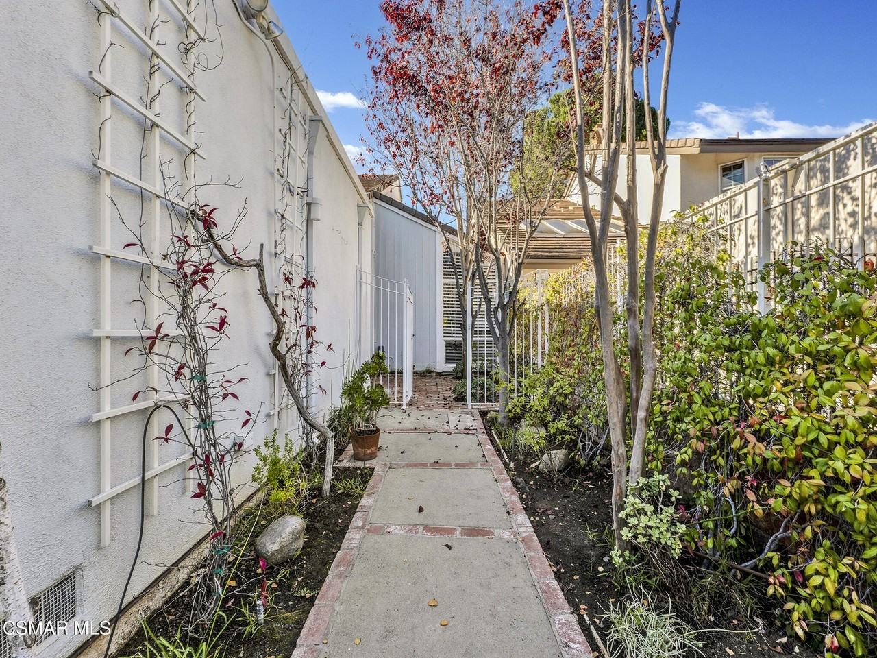 3811 Lake Harbor Ln - Photo 2 of 40