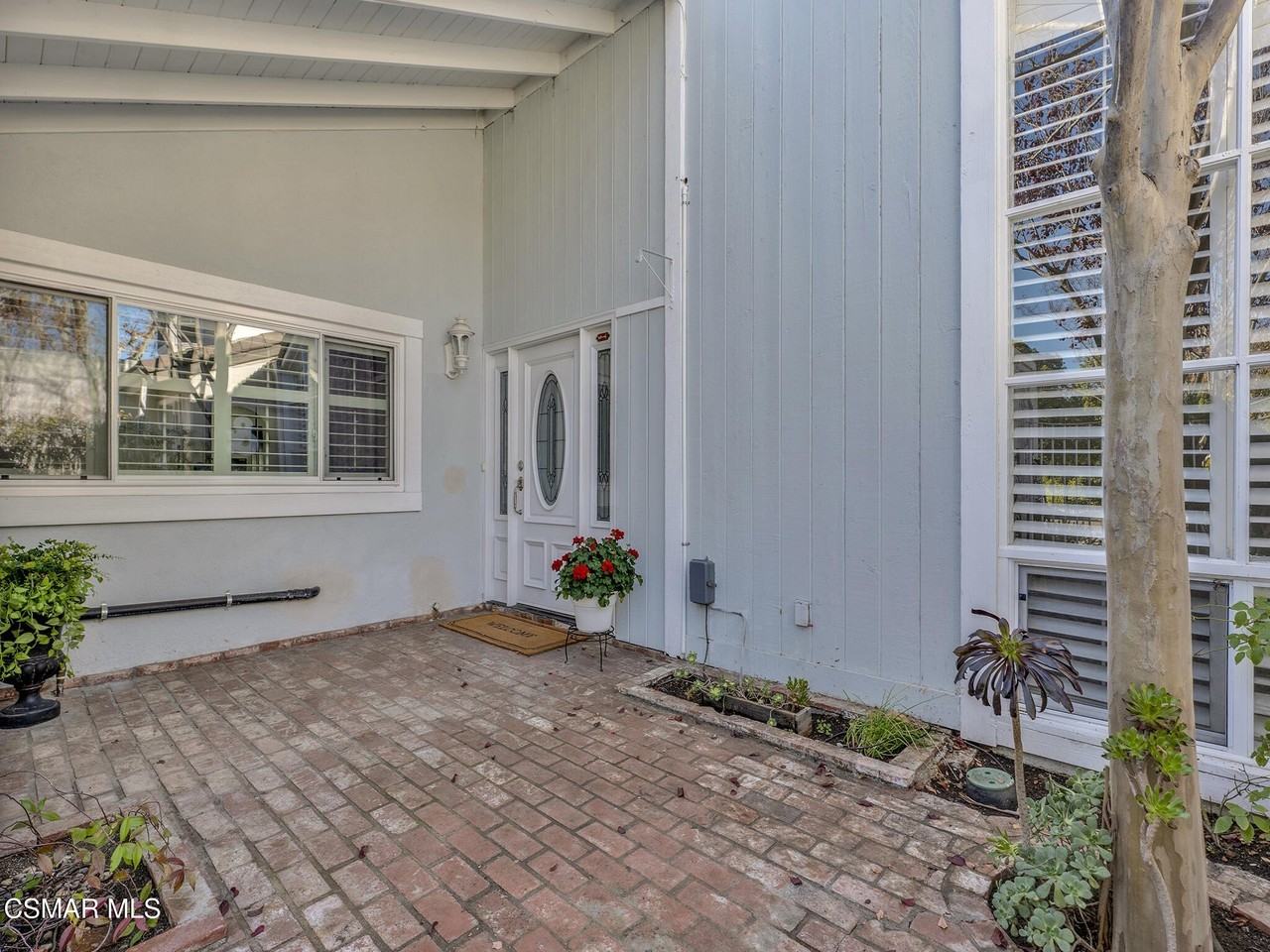 3811 Lake Harbor Ln - Photo 3 of 40