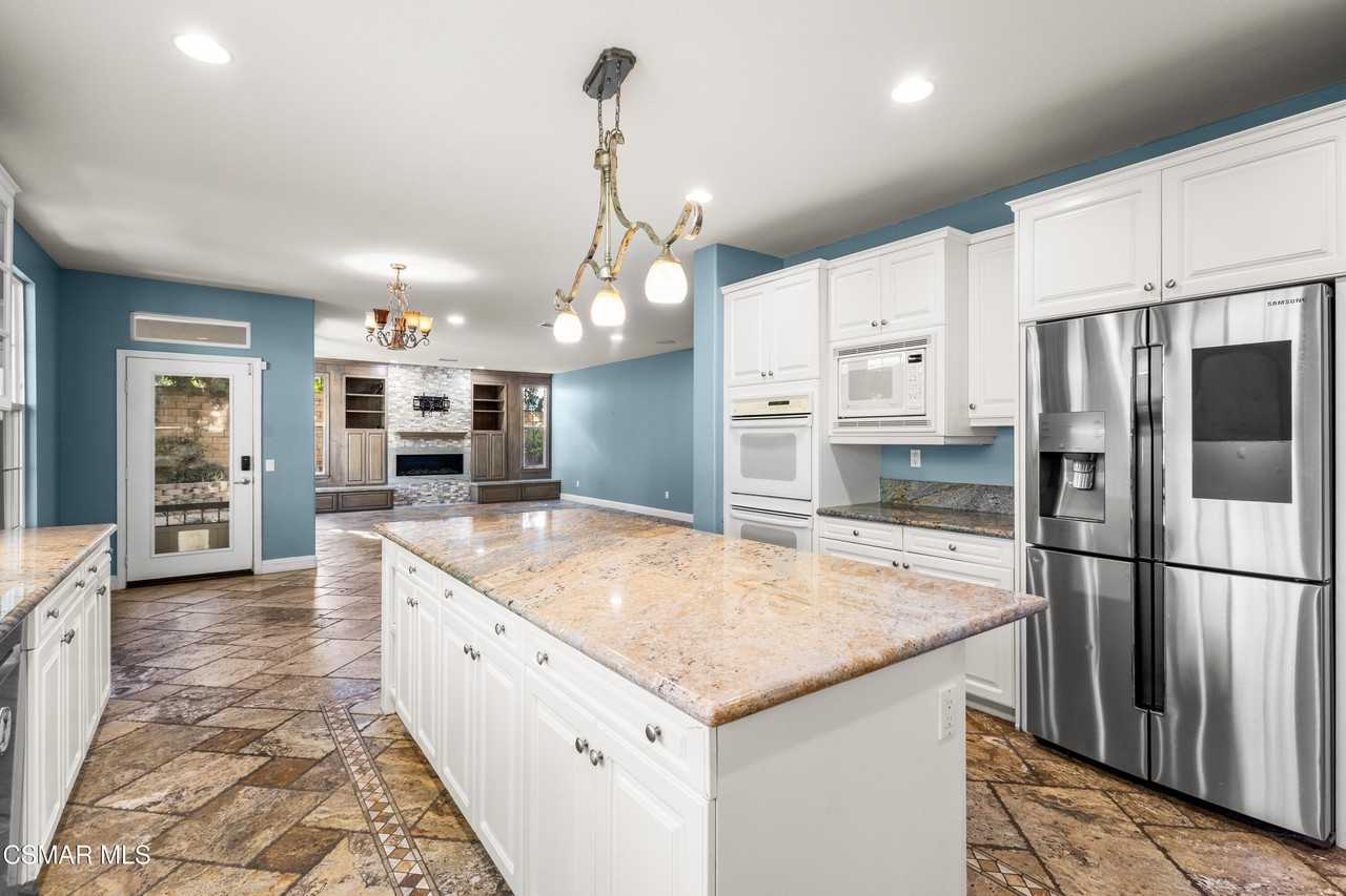 516 Rustic Hills Dr - Photo 4 of 31