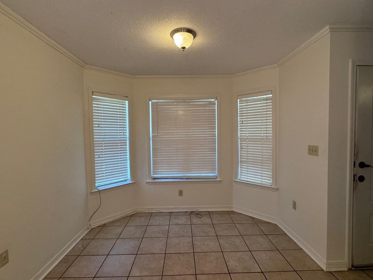 207 Pinoak Ct W - Photo 3 of 19