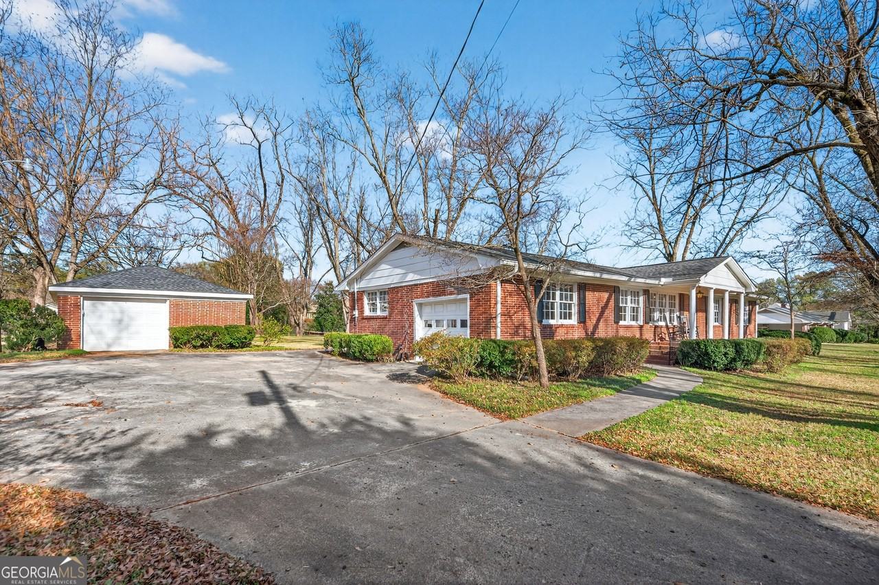 741 East Ave - Photo 4 of 40