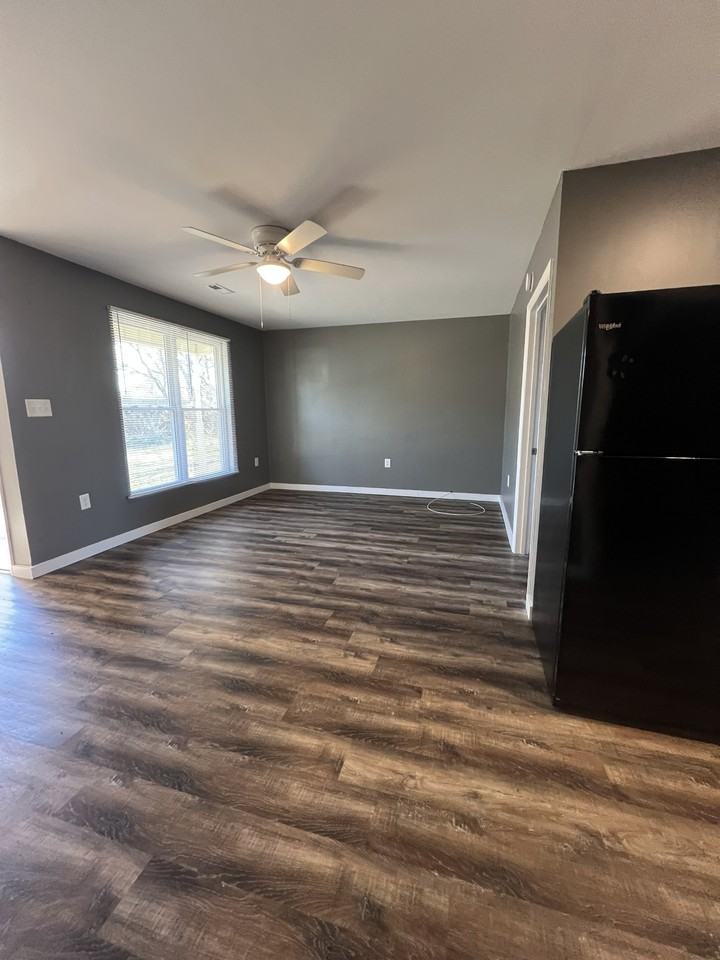 410 N Railroad Es St Apt B #410B - Photo 3 of 11