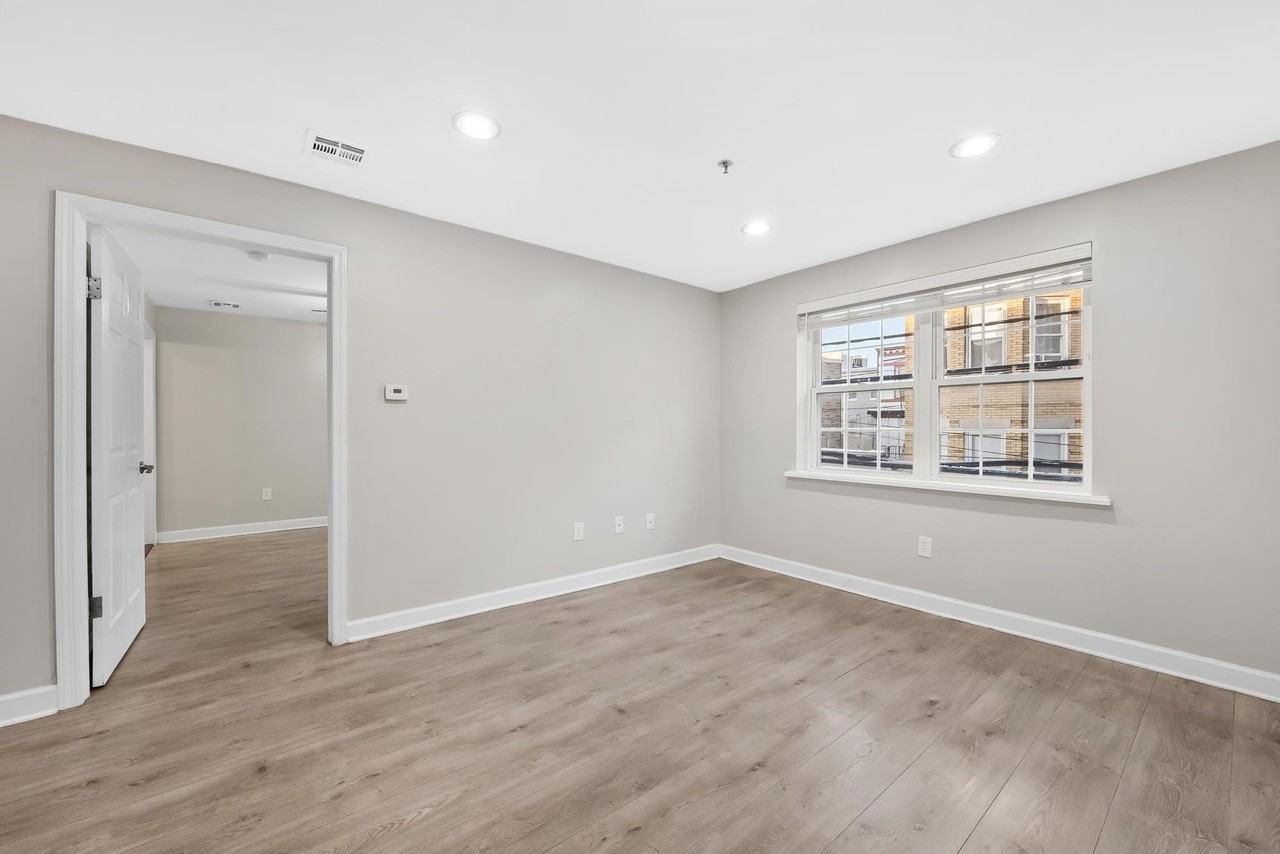 413-415 9th St #201 - Photo 2 of 18