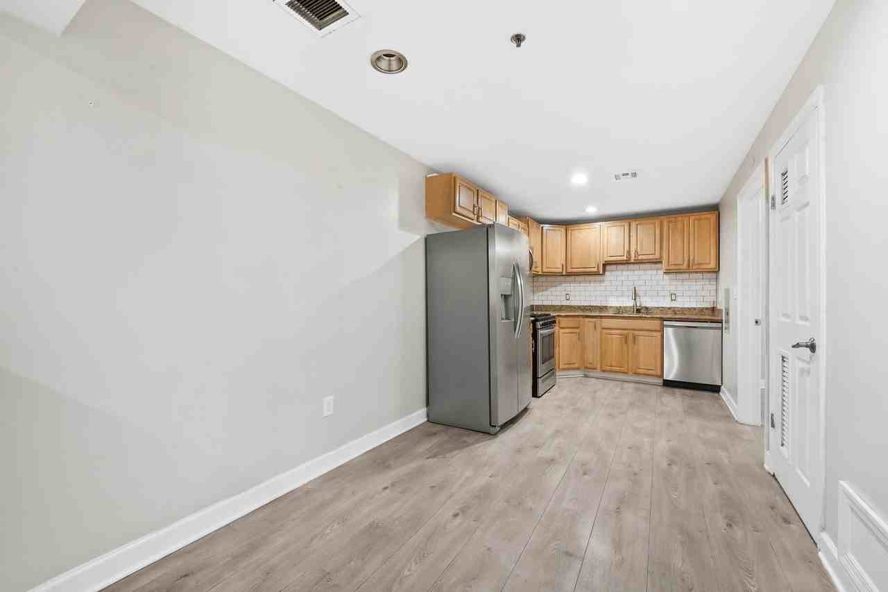 413-415 9th St #201 - Photo 5 of 18