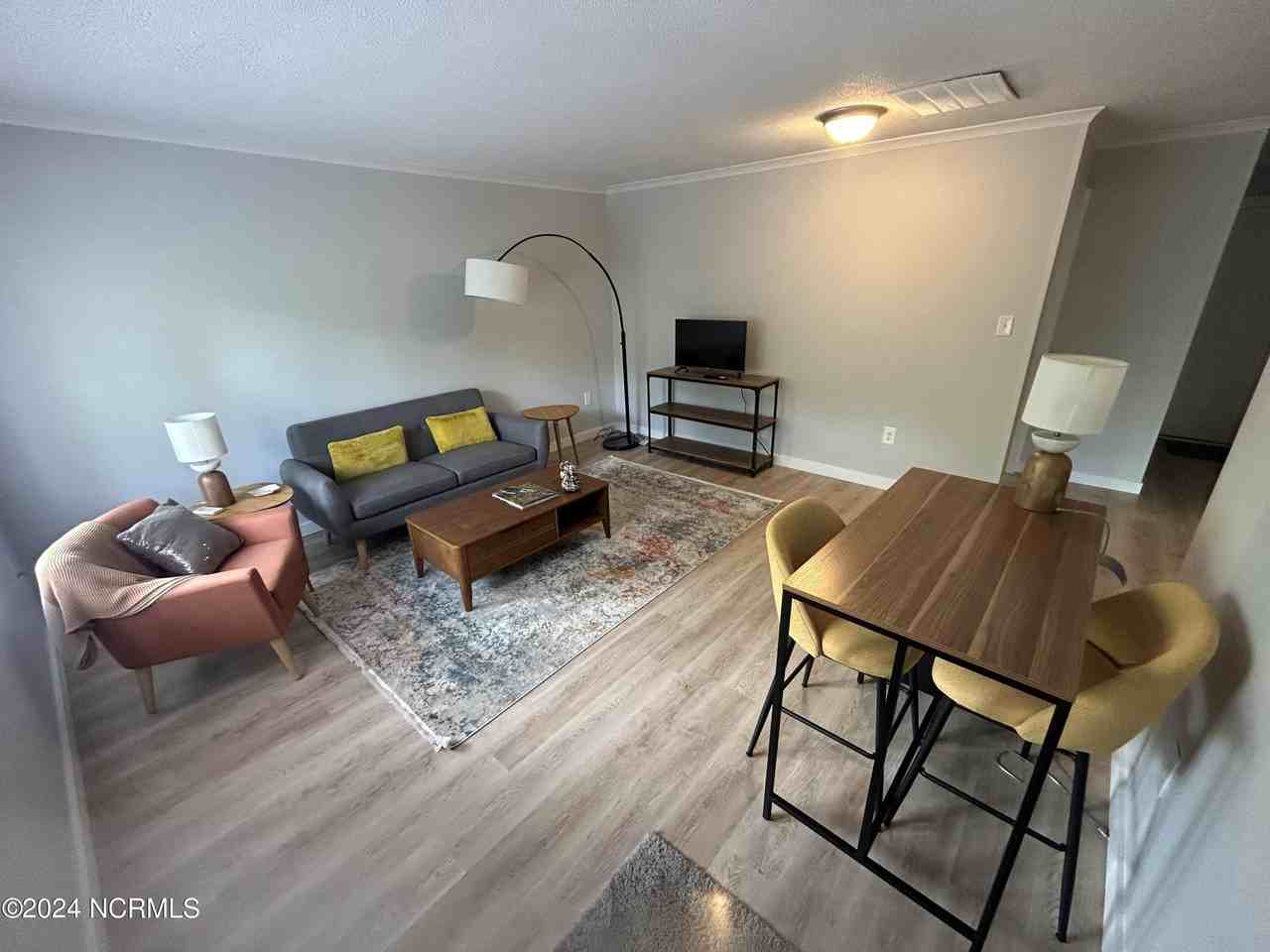 1330 N Howe St Apt 1 #1 - Photo 3 of 20