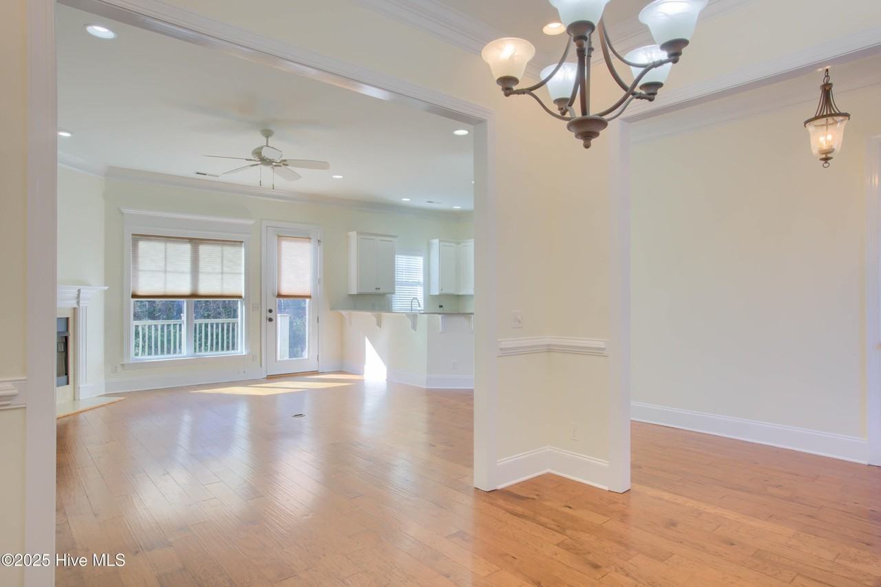 117 Windy Pt - Photo 7 of 30