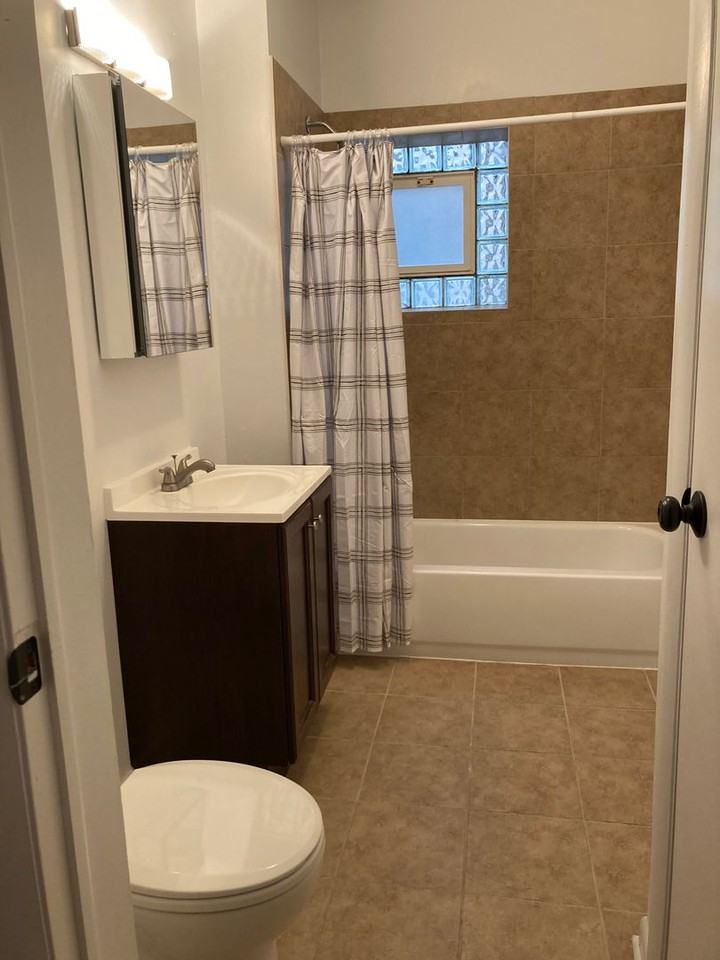 1525 N Hoyne Ave #1 - Photo 6 of 8