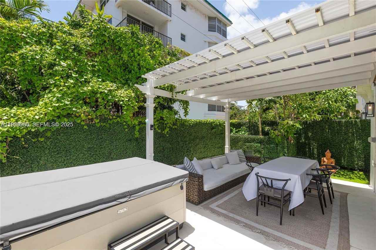 1150 98th St #10 - Photo 3 of 8