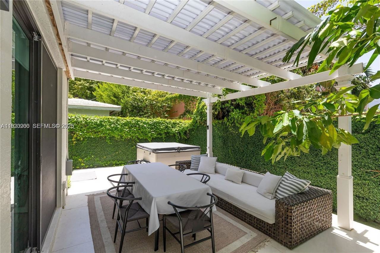 1150 98th St #10 - Photo 4 of 8