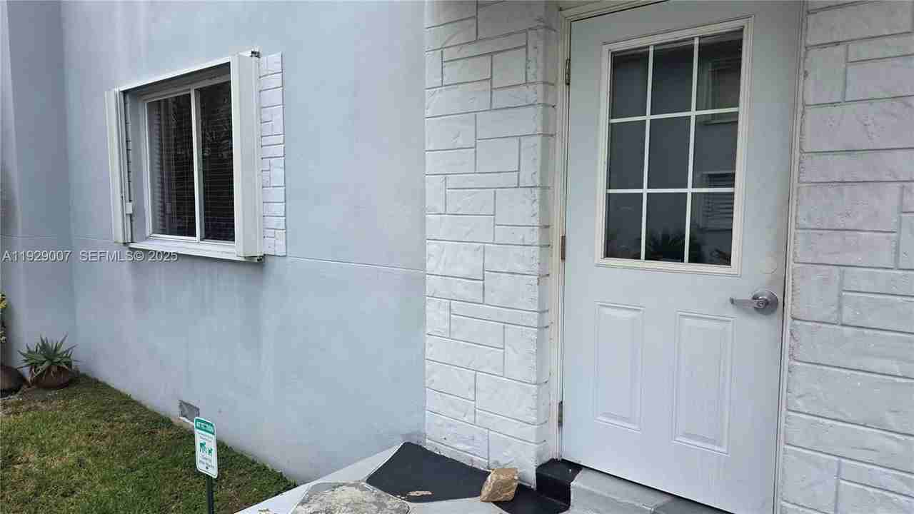 530 Sw 10th St #1B - Photo 4 of 8