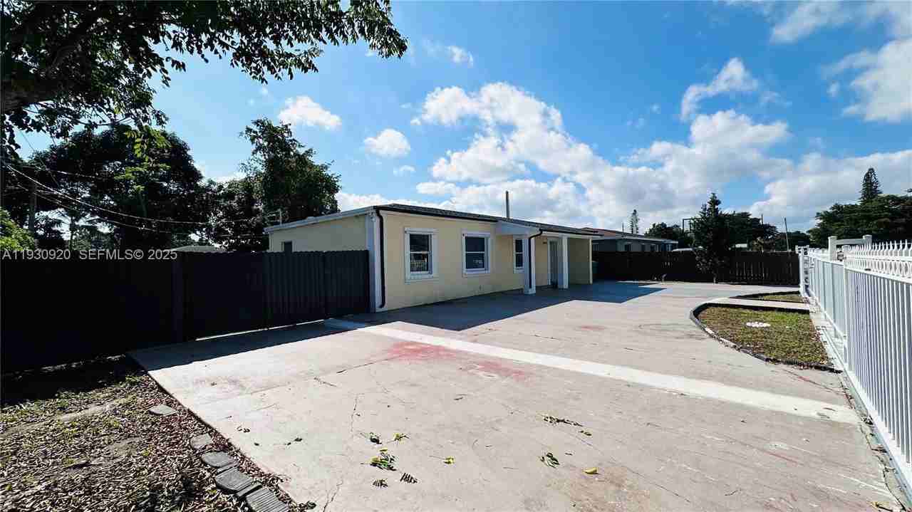 10480 Sw 172nd St - Photo 2 of 8