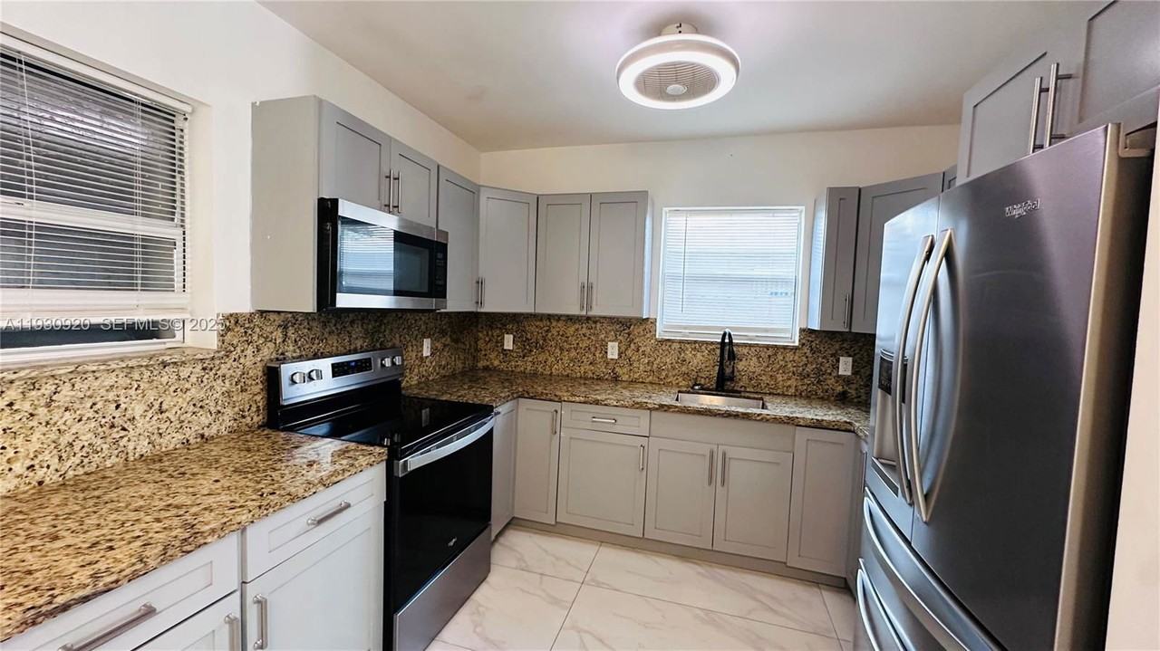 10480 Sw 172nd St - Photo 4 of 8