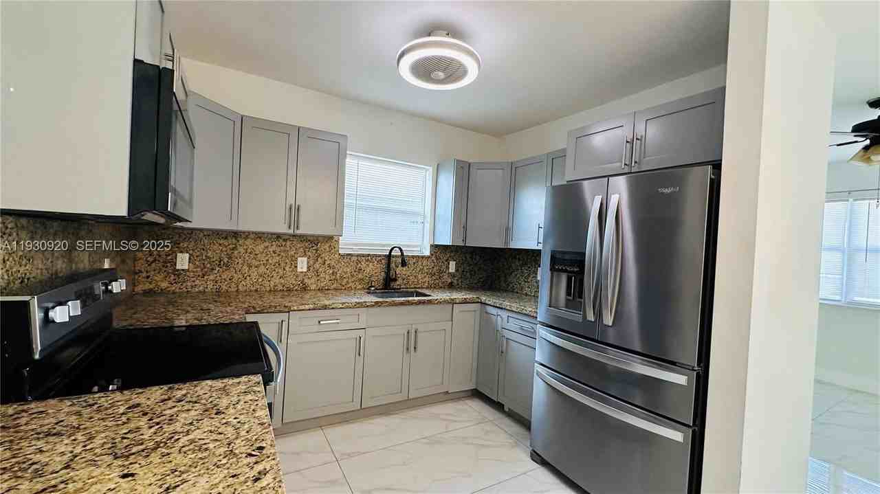 10480 Sw 172nd St - Photo 5 of 8