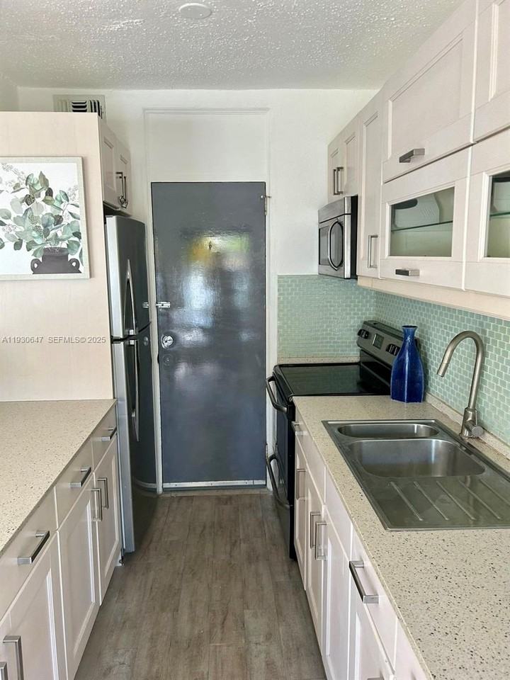 1001 7th St #104 - Photo 6 of 8