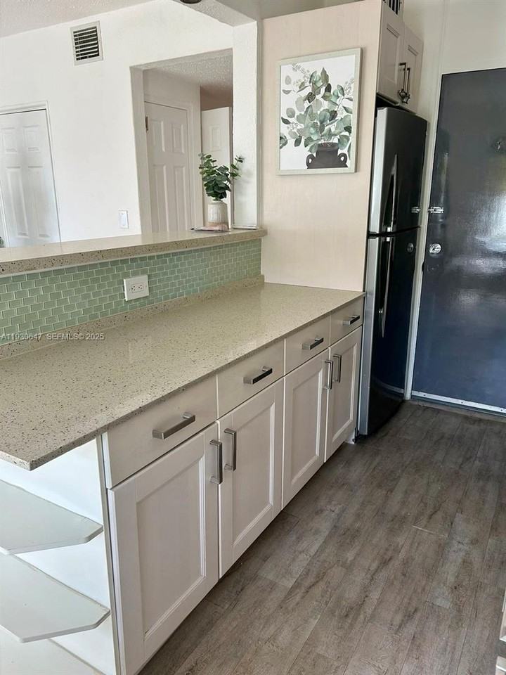 1001 7th St #104 - Photo 7 of 8