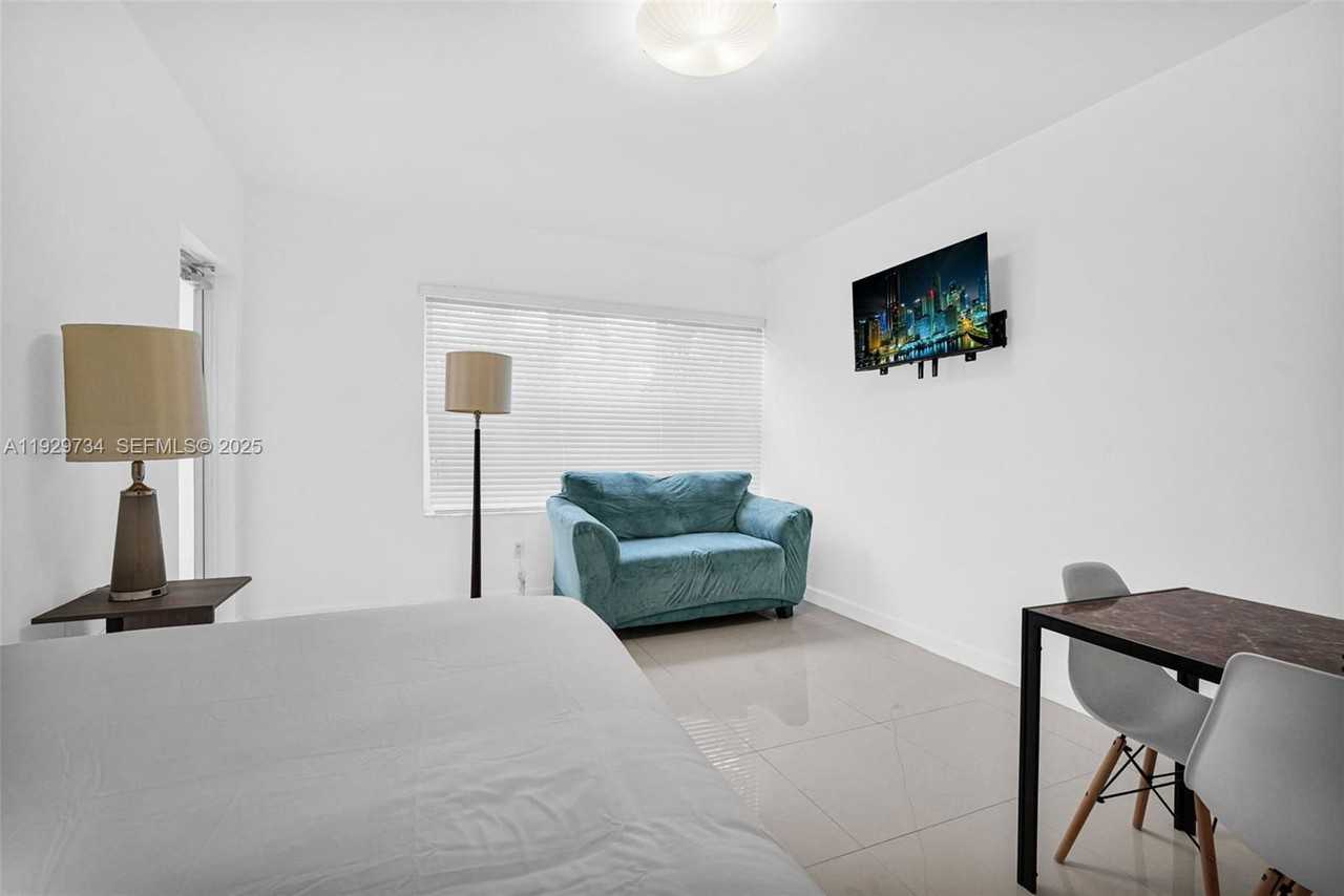 1025 94th St #9 - Photo 3 of 8