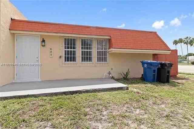 805 Nw 13th St - Photo 3 of 10