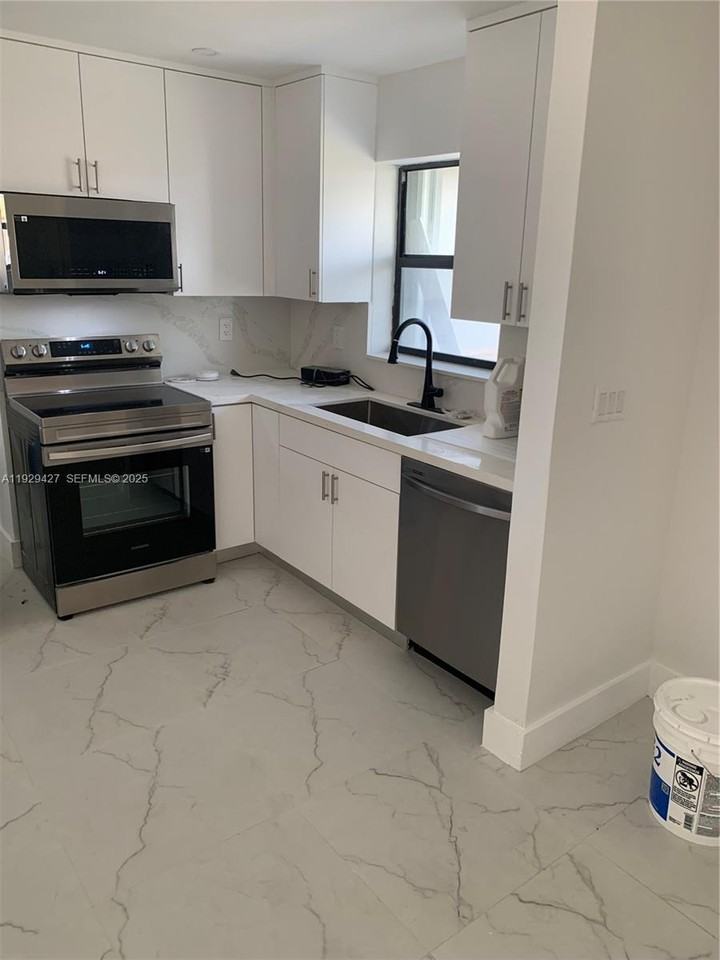 14301 Sw 105th Ave - Photo 2 of 8